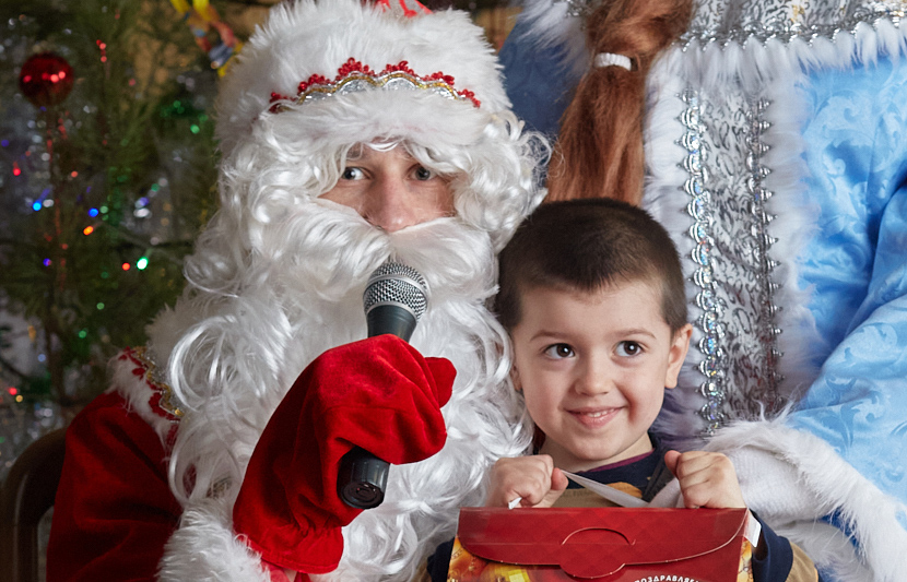 Поздравление с Новым годом и вручение подарков детям ЛНР и ДНР